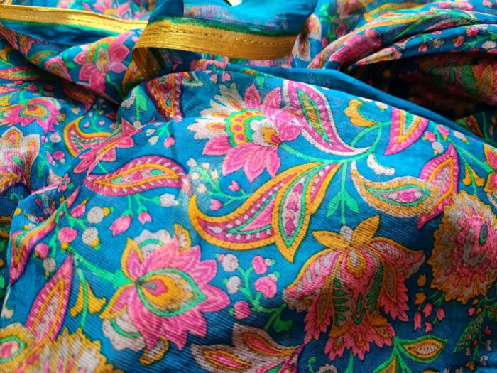 20240705_142221 Sari indiano de seda com estampa floral azul e rosa