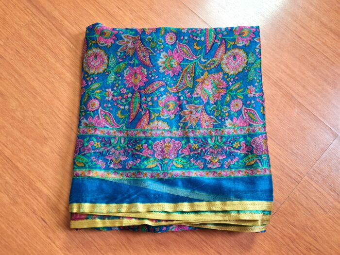 20240705_142542 Sari indiano de seda com estampa floral azul e rosa