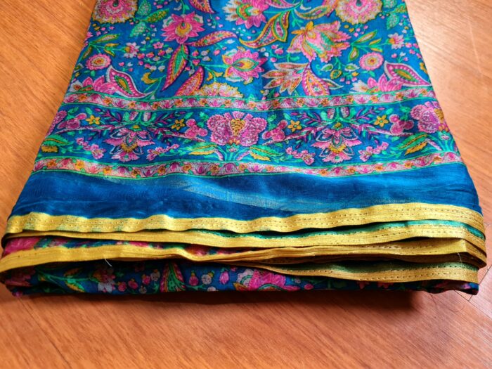 20240705_142546 Sari indiano de seda com estampa floral azul e rosa