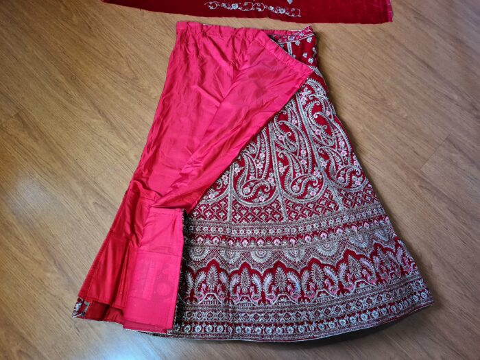 Vestuário completo de noiva indiana luxo Lehenga Choli Dupatta vermelho e dourado