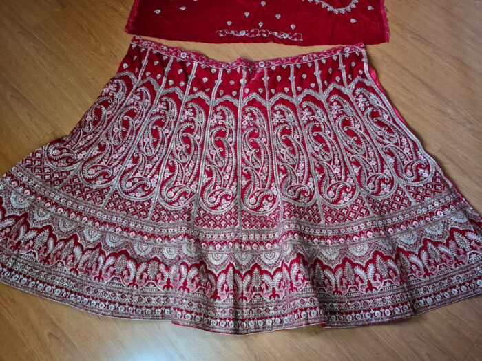 Vestuário completo de noiva indiana luxo Lehenga Choli Dupatta vermelho e dourado