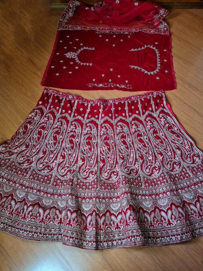 Vestuário completo de noiva indiana luxo Lehenga Choli Dupatta vermelho e dourado