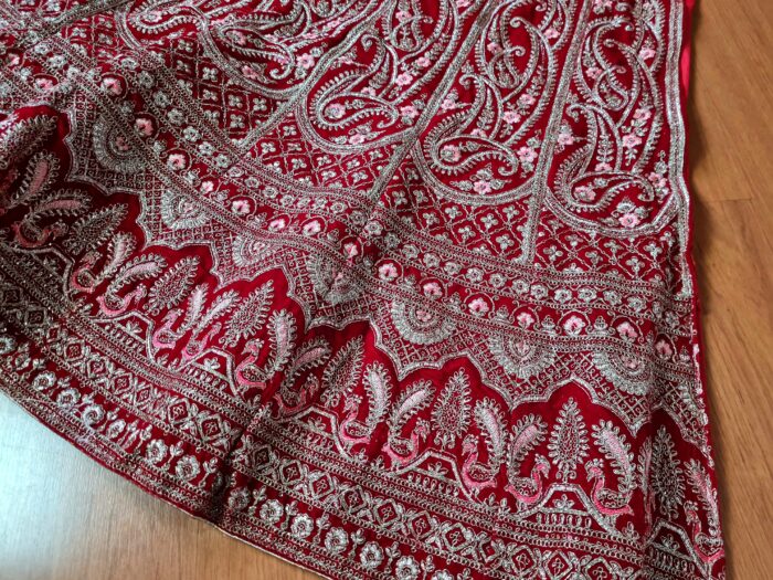 Vestuário completo de noiva indiana luxo Lehenga Choli Dupatta vermelho e dourado