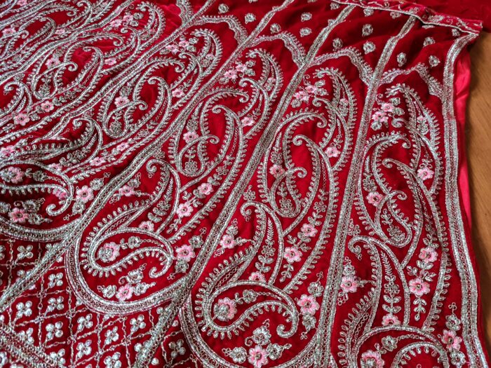 Vestuário completo de noiva indiana luxo Lehenga Choli Dupatta vermelho e dourado