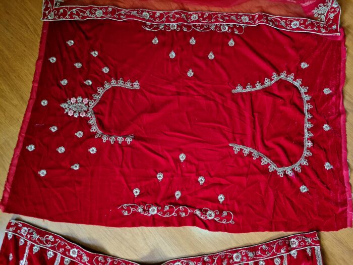 Vestuário completo de noiva indiana luxo Lehenga Choli Dupatta vermelho e dourado