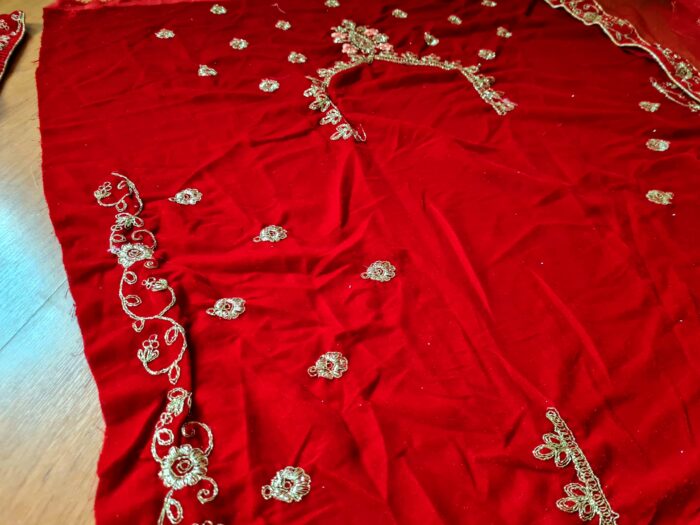 Vestuário completo de noiva indiana luxo Lehenga Choli Dupatta vermelho e dourado