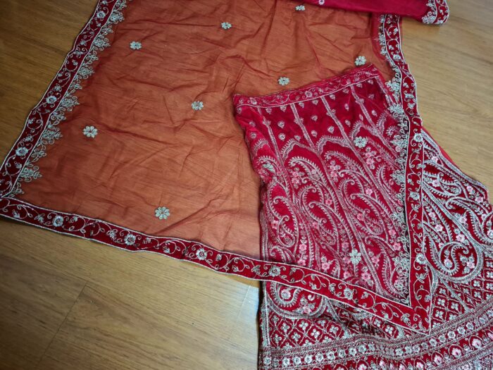 Vestuário completo de noiva indiana luxo Lehenga Choli Dupatta vermelho e dourado, bordado.