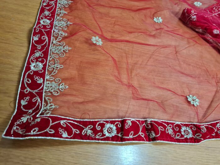 Vestuário completo de noiva indiana luxo Lehenga Choli Dupatta vermelho e dourado