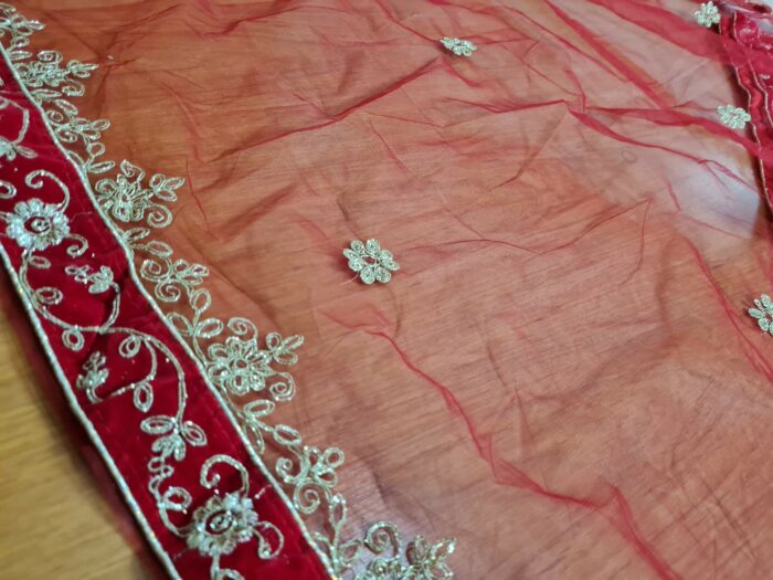 Vestuário completo de noiva indiana luxo Lehenga Choli Dupatta vermelho e dourado