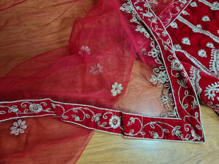 Vestuário completo de noiva indiana luxo Lehenga Choli Dupatta vermelho e dourado