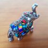 20240703_153705 Elefante indiano de metal prateado mosaico de pedras naturais color