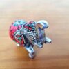 Elefante indiano de metal prateado mosaico de pedras naturais coral