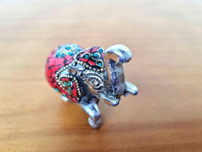 Elefante indiano de metal prateado mosaico de pedras naturais coral