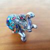 20240703_153836 Elefante indiano de metal prateado mosaico de pedras naturais color