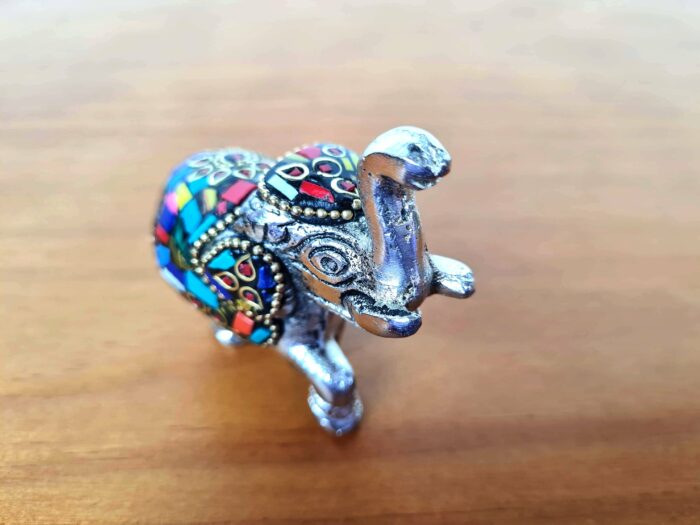 20240703_153836 Elefante indiano de metal prateado mosaico de pedras naturais color