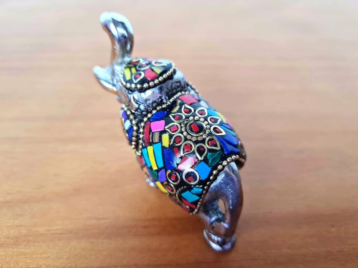 20240703_153919 Elefante indiano de metal prateado mosaico de pedras naturais color
