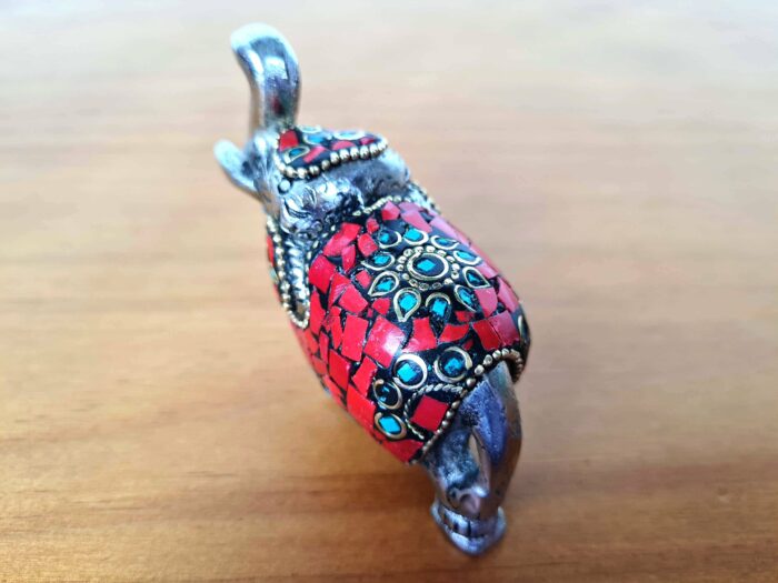 Elefante indiano de metal prateado mosaico de pedras naturais coral