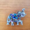 20240703_154005 Elefante indiano de metal prateado mosaico de pedras naturais color