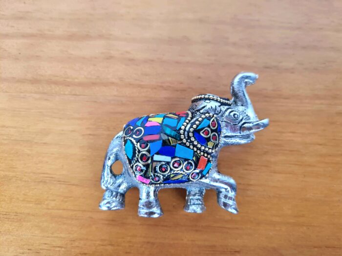 20240703_154005 Elefante indiano de metal prateado mosaico de pedras naturais color