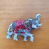 Elefante indiano de metal prateado mosaico de pedras naturais coral