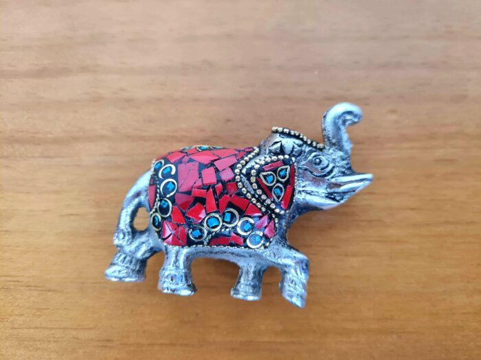 Elefante indiano de metal prateado mosaico de pedras naturais coral