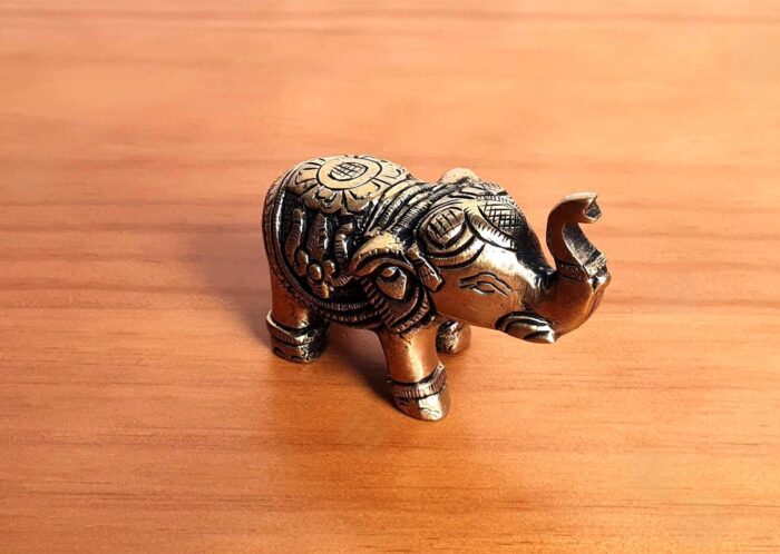 Elefante indiano esculpido em metal brass 8cm