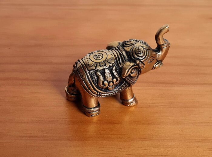 Elefante indiano esculpido em metal brass 8cm