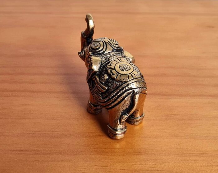 Elefante indiano esculpido em metal brass 8cm