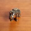 Elefante indiano esculpido em metal brass 8cm