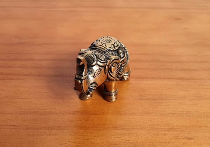 Elefante indiano esculpido em metal brass 8cm