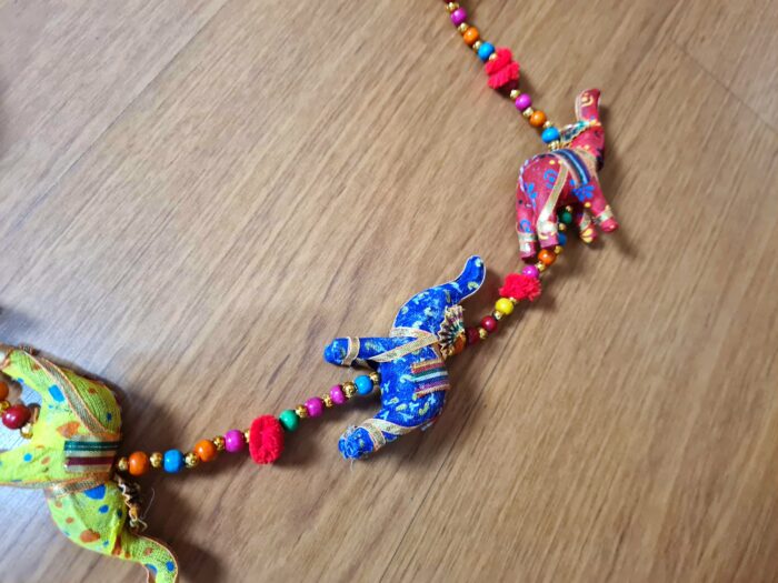Móbile indiano com 5 elefantinhos coloridos de tecido para pendurar