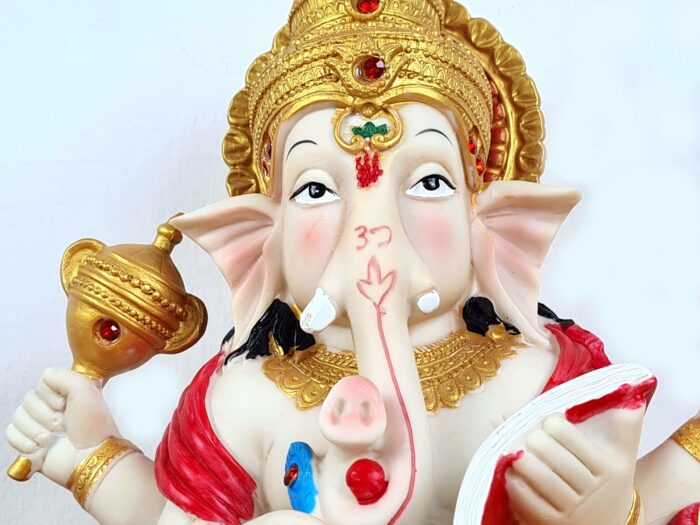 Estátua de Deus Ganesha lendo colorida 23cm
