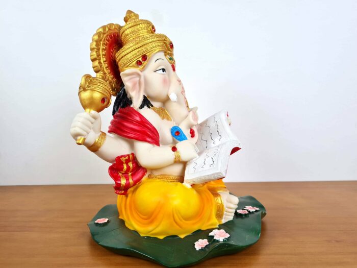 Estátua de Deus Ganesha lendo colorida 23cm
