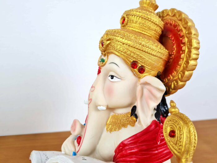 Estátua de Deus Ganesha lendo colorida 23cm