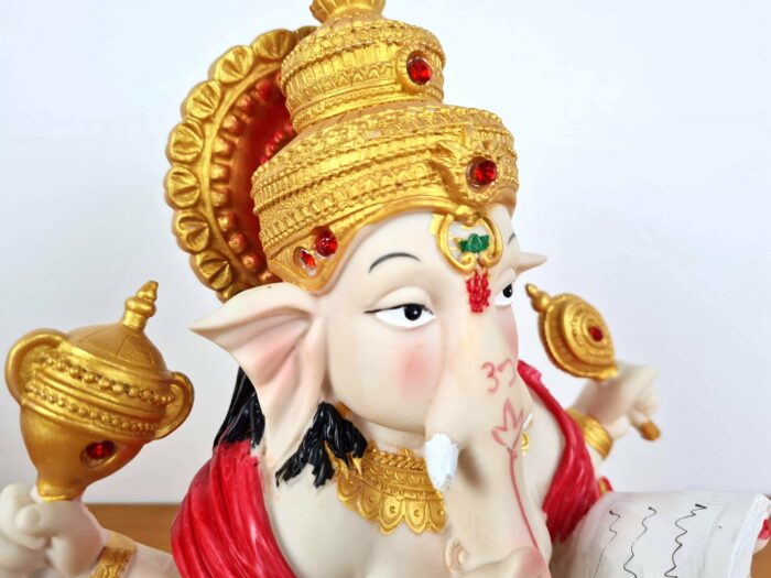 Estátua de Deus Ganesha lendo colorida 23cm