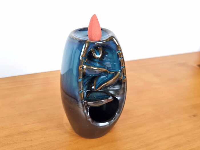20241017_172913 Incensário cascata de porcelana azul 14cm + 1 caixa de incensos cone