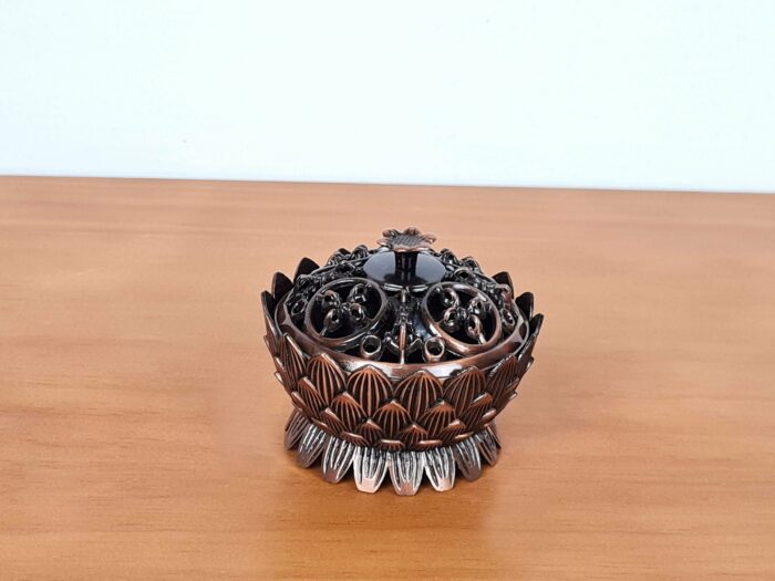 20241017_232321 incensário turíbulo de mesa design flor de lótus com arabescos cor cobre com tampa