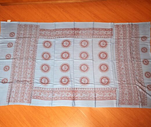 Chadar indiano (manto de oração) de OM e mantras cinza médio
