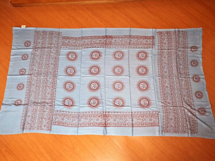 Chadar indiano (manto de oração) de OM e mantras cinza médio