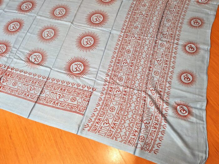 Chadar indiano (manto de oração) de OM e mantras cinza médio
