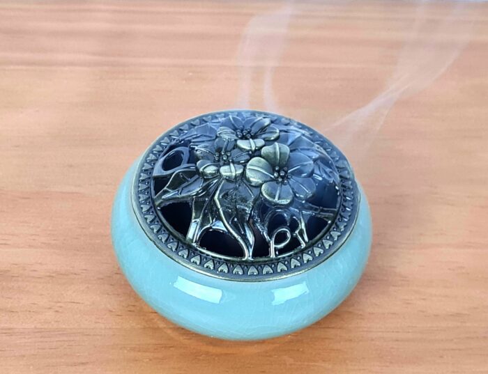 Incensário turíbulo de porcelana e metal com arabescos verde claro