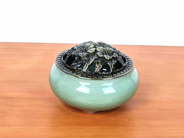 Incensário turíbulo de porcelana e metal com arabescos verde claro