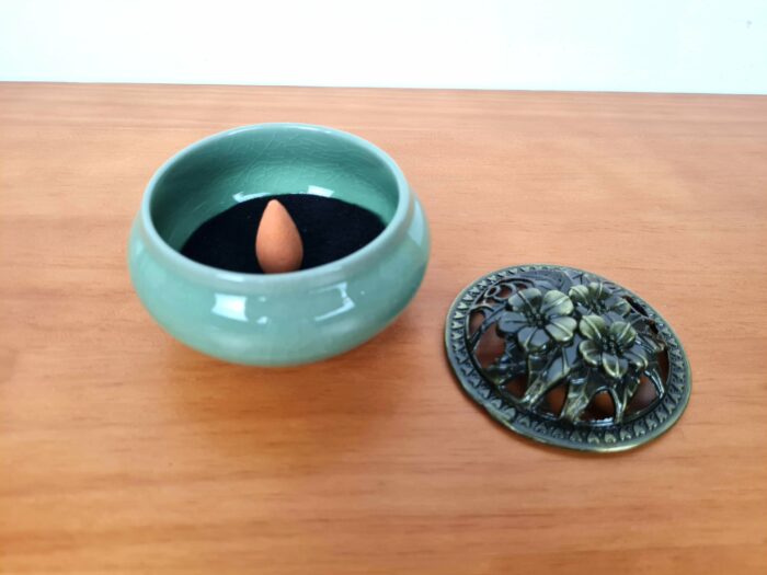 Incensário turíbulo de porcelana e metal com arabescos verde claro