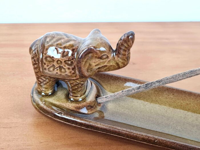 20241018_002139 Incensário cabeça de elefante régua em porcelana caramelo