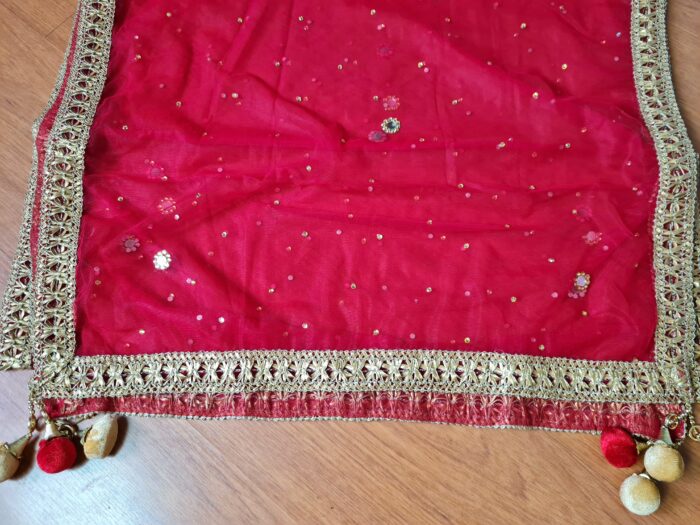 Dupatta vermelha e dourada de noiva com bordados pompons e barrado luxuoso