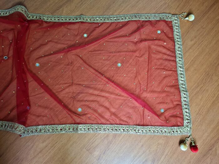 Dupatta vermelha e dourada de noiva com bordados pompons e barrado luxuoso