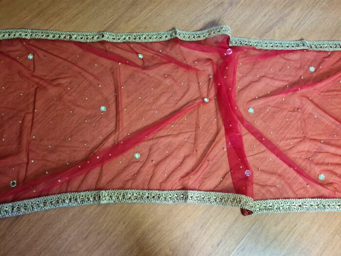 Dupatta vermelha e dourada de noiva com bordados pompons e barrado luxuoso