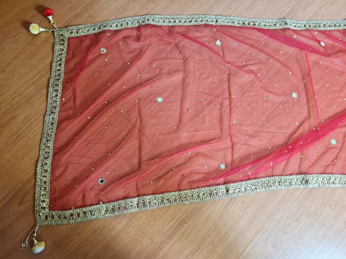 Dupatta vermelha e dourada de noiva com bordados pompons e barrado luxuoso