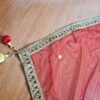 Dupatta vermelha e dourada de noiva com bordados pompons e barrado luxuoso