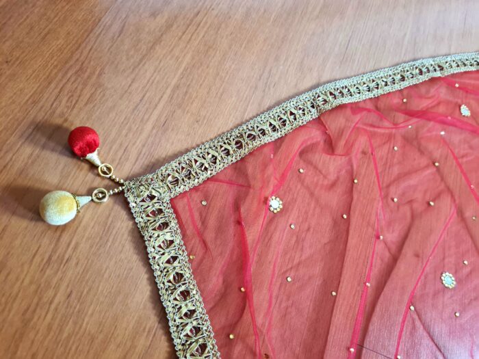 Dupatta vermelha e dourada de noiva com bordados pompons e barrado luxuoso